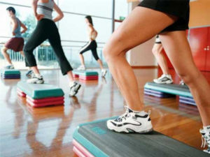 Os exercícios de glúteo na polia com step funcionam? - Treinamento